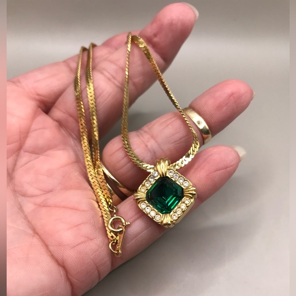 Vintage Avon Gold-Tone & Green Pendant Necklace - Picture 7 of 7